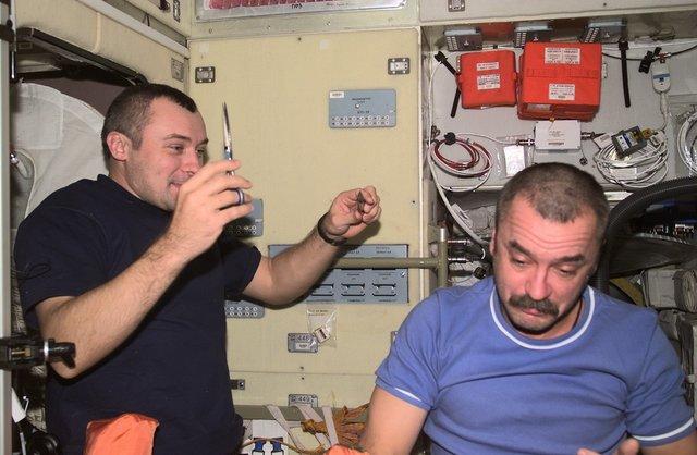 فضانوردان آموزش آرایشگری می بینند!