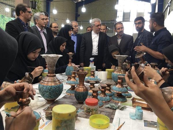 مونسان وارد اصفهان شد، بازدید از کارگاه فراوری هنر سنتی فیروزه کوبی