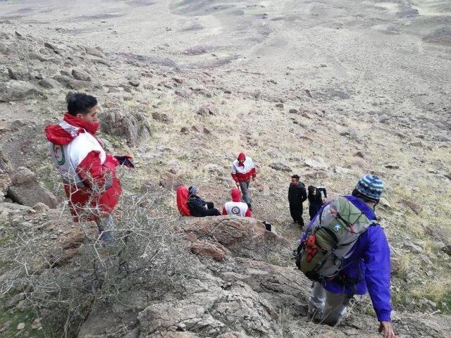 نجات دو جوان گرفتار در کوه چرخی ساوه نجات دو جوان گرفتار در کوه چرخی ساوه