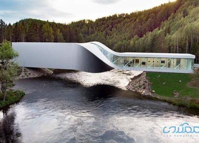 موزه ای با معماری مدرن، بر روی رودخانه