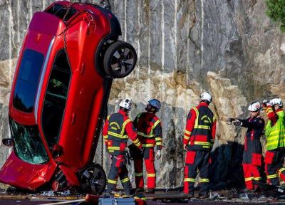 ولوو با پرت کردن خودرو از ارتفاع 30 متری شرایط تصادف شدید را بازسازی کرد