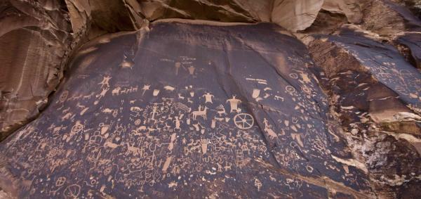 سفر به آمریکا: سنگ نگاره صخره روزنامه، یوتا، جنوب غربی آمریکا