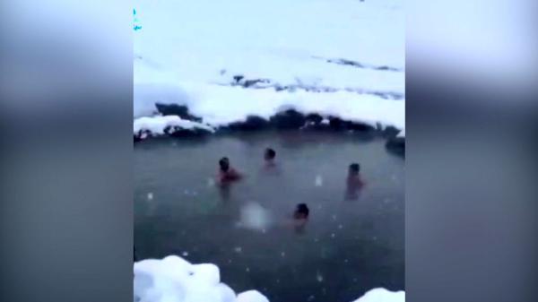 با این فیلم بدنتان یخ می زند ! ، شنای مردان آذری ایران در دریاچه کوه برفی !